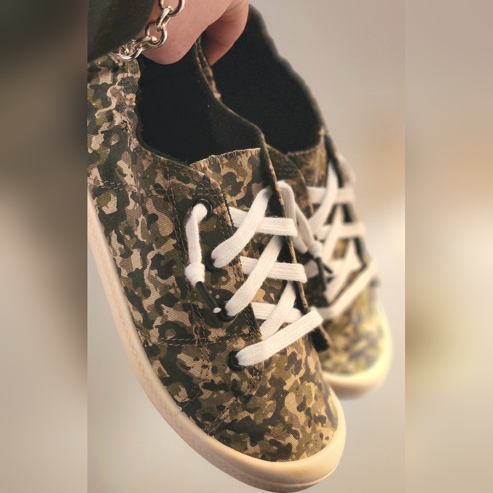 Time & Tru Women Scrunch Back Slip-On Sneakers cameo pattern. 81/2 W  MemoryFoam